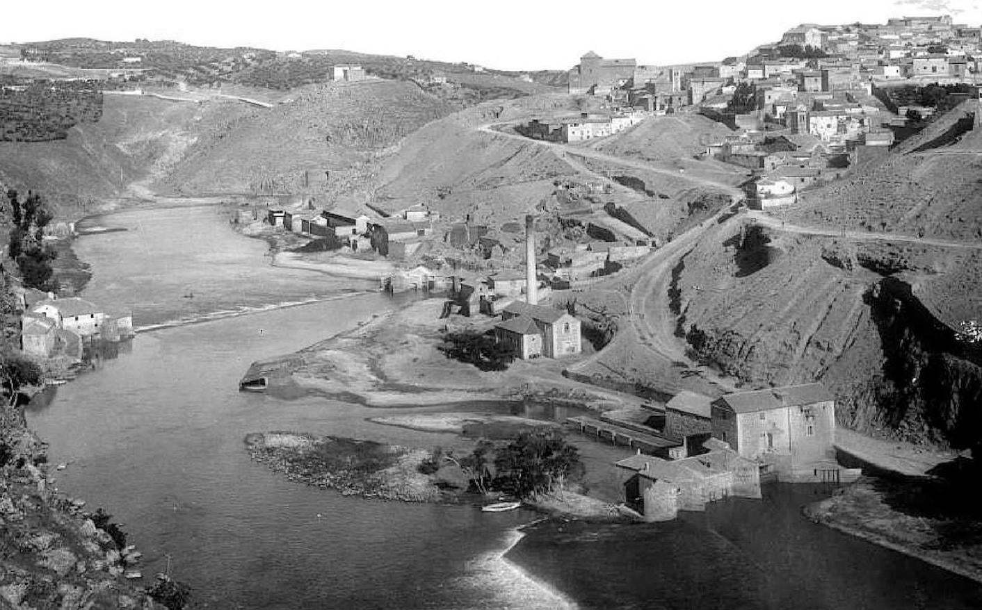 Abajo, a la derecha, molinos del Hierro y la fábrica de harinas. En el centro de la imagen, la Incurnia con la central de vapor que levantó La Electricista Toledana en 1897. Archivo Municipal de Toledo. Col. Luis. Alba. 