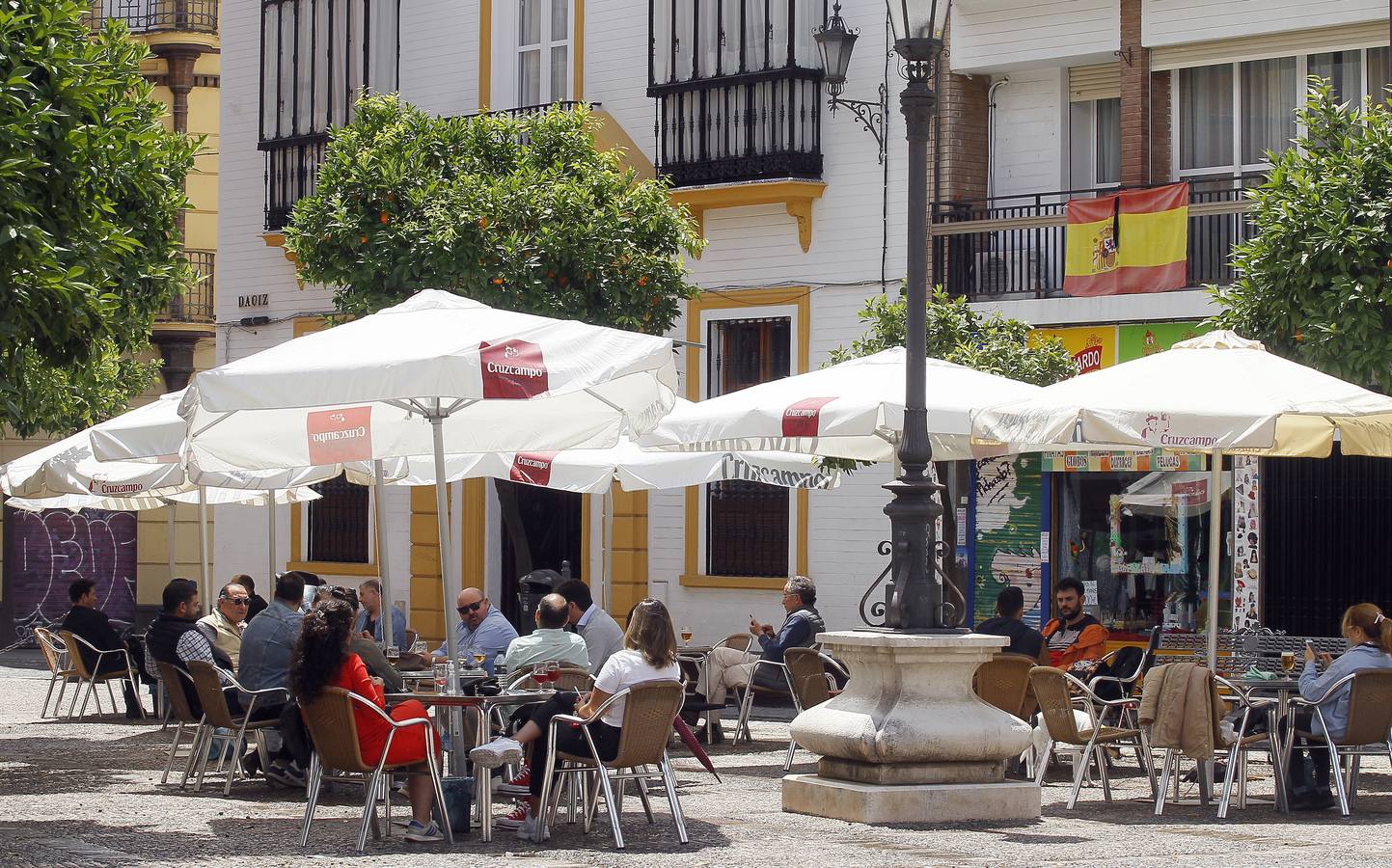 Ambiente en las terrazas de los bares de Sevilla en el tercer día de la fase 1