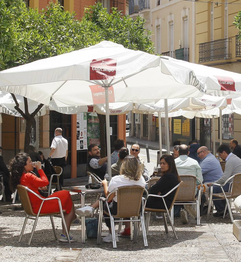 Estallar Declaración Literatura Ambiente en las terrazas de los bares de Sevilla en el tercer día de la fase