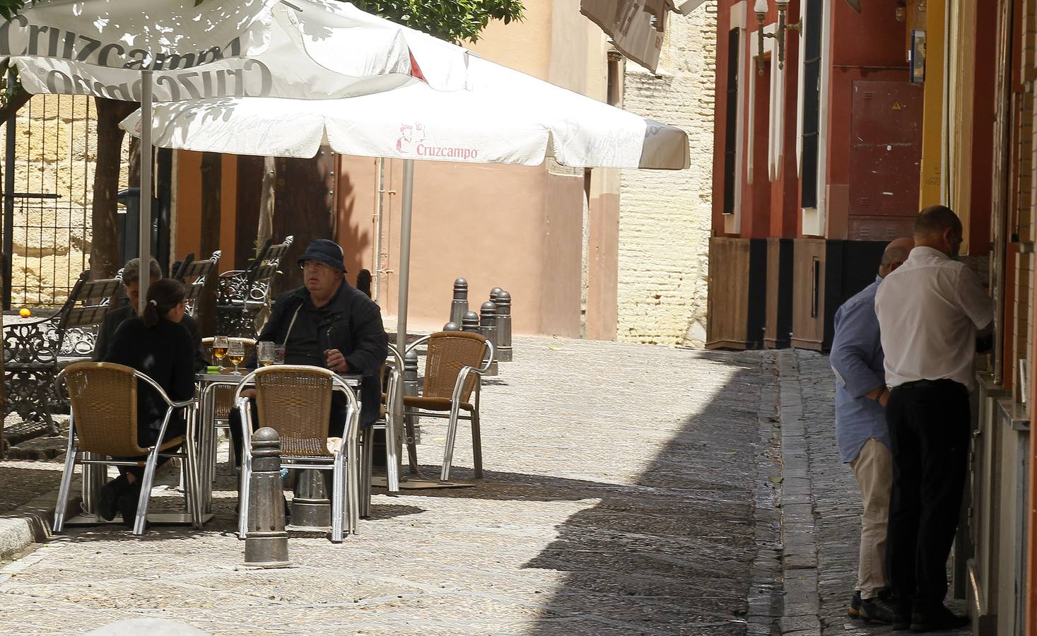 Ambiente en las terrazas de los bares de Sevilla en el tercer día de la fase 1