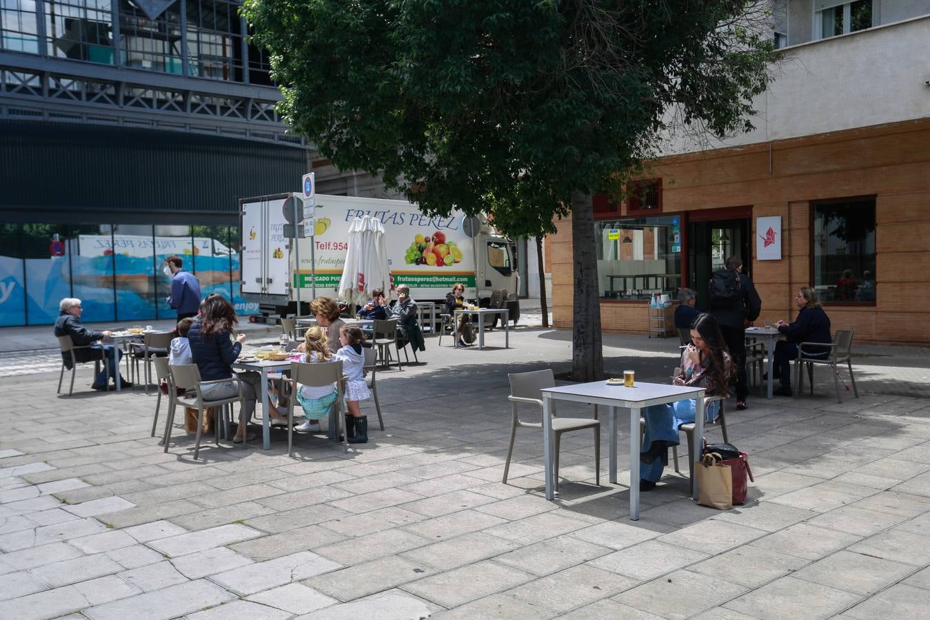 Ambiente en las terrazas de los bares de Sevilla en el tercer día de la fase 1