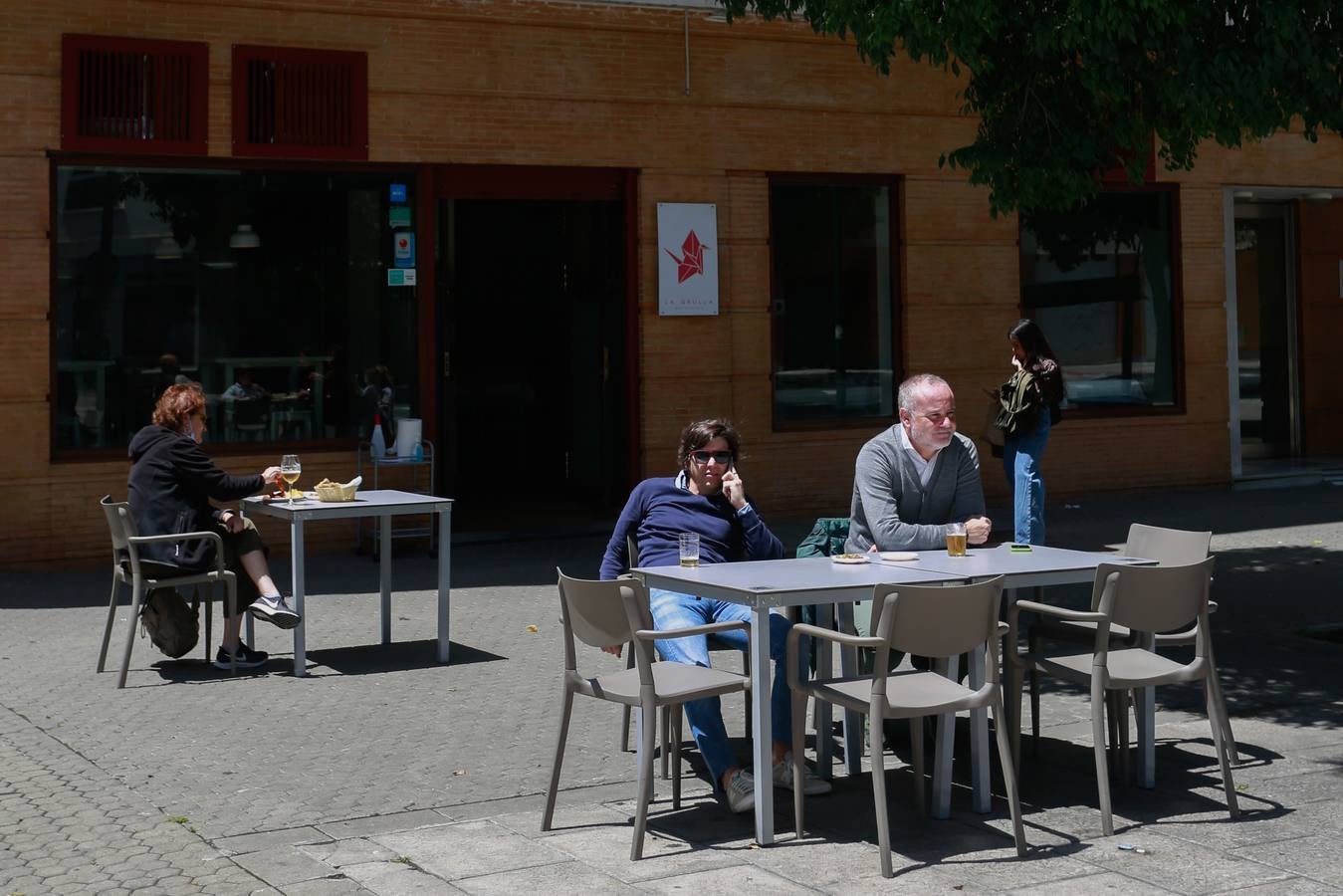 Ambiente en las terrazas de los bares de Sevilla en el tercer día de la fase 1