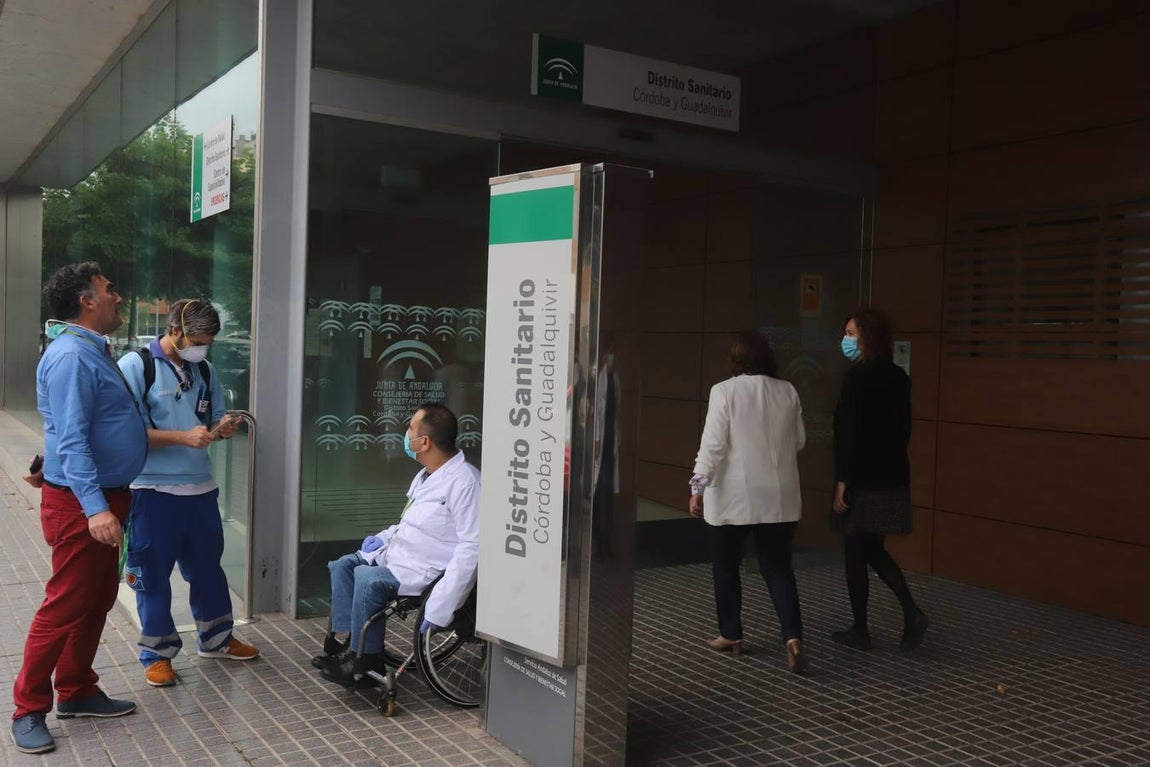 La concentración en recuerdo de los sanitarios fallecidos, en imágenes