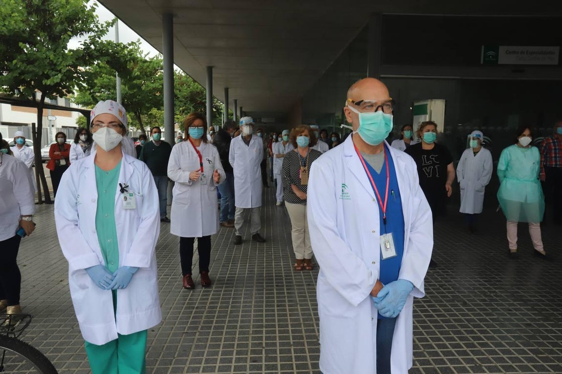 La concentración en recuerdo de los sanitarios fallecidos, en imágenes