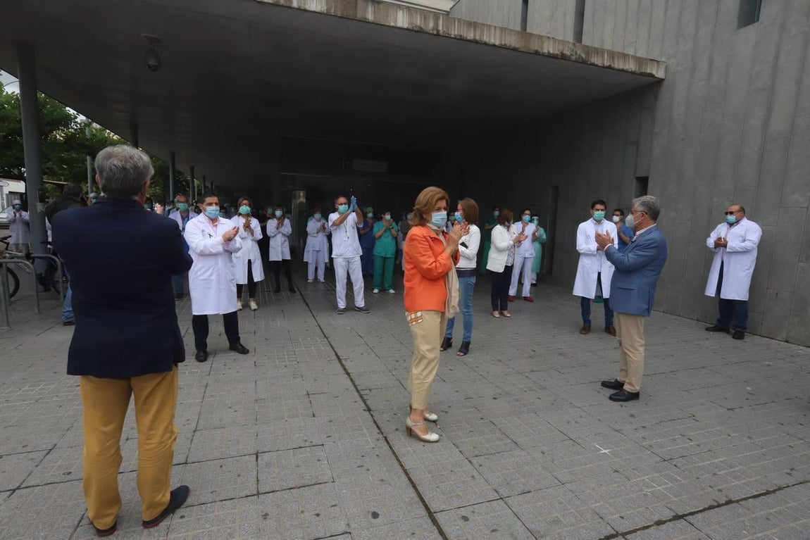 La concentración en recuerdo de los sanitarios fallecidos, en imágenes