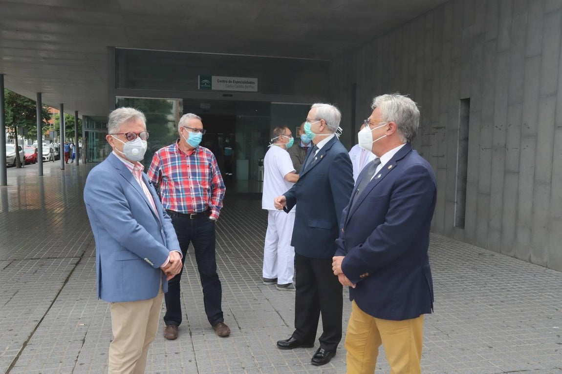 La concentración en recuerdo de los sanitarios fallecidos, en imágenes