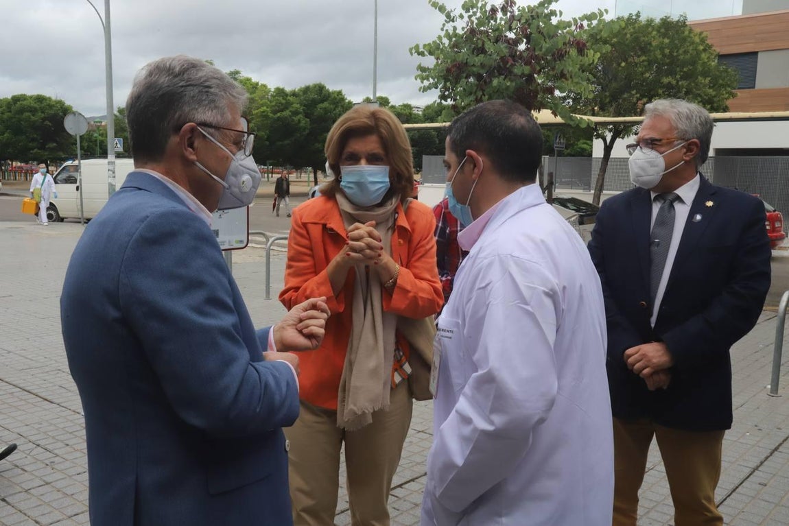 La concentración en recuerdo de los sanitarios fallecidos, en imágenes