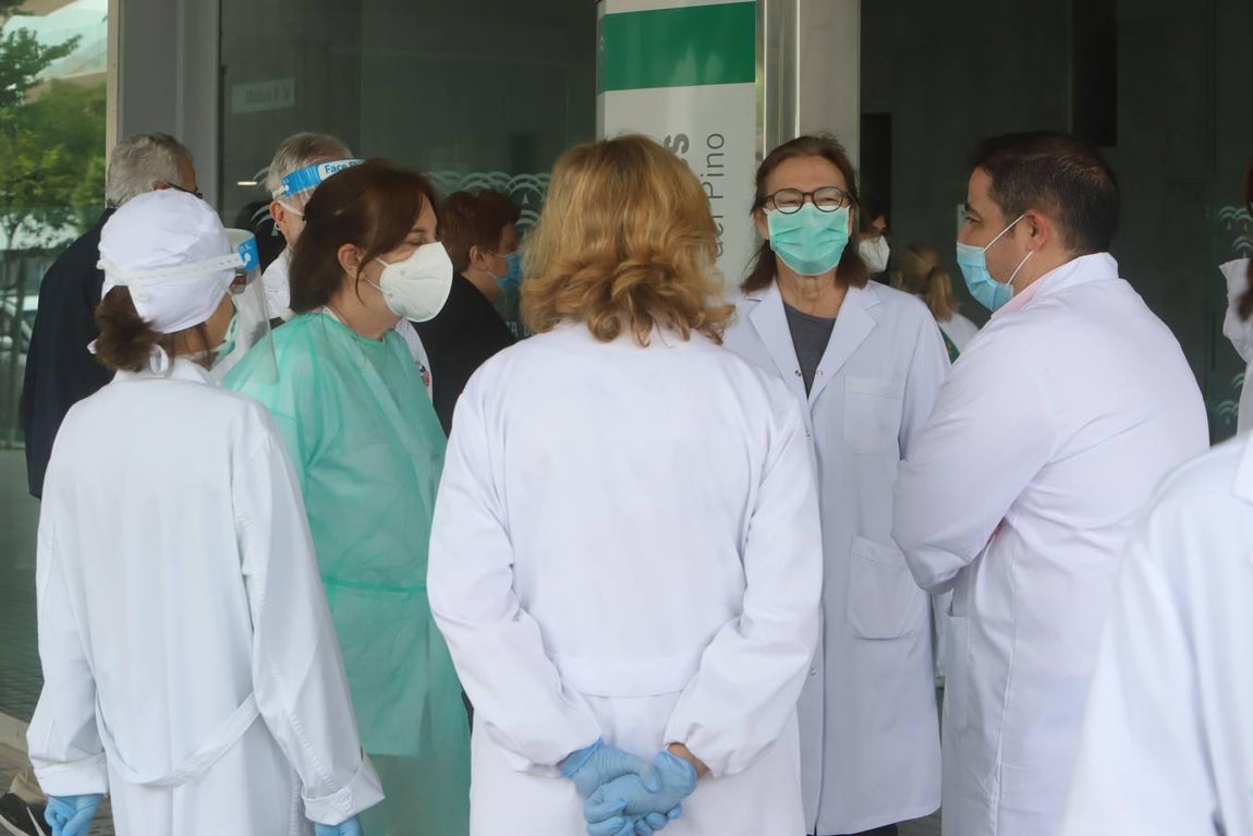 La concentración en recuerdo de los sanitarios fallecidos, en imágenes