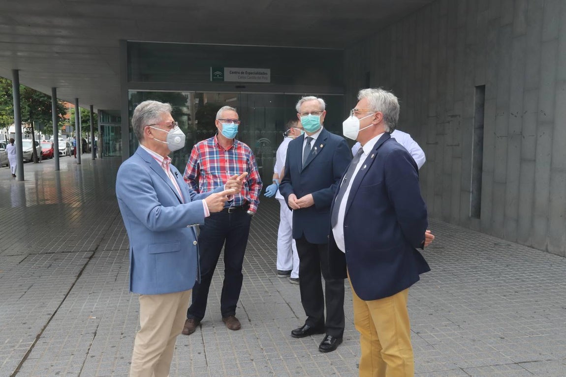 La concentración en recuerdo de los sanitarios fallecidos, en imágenes