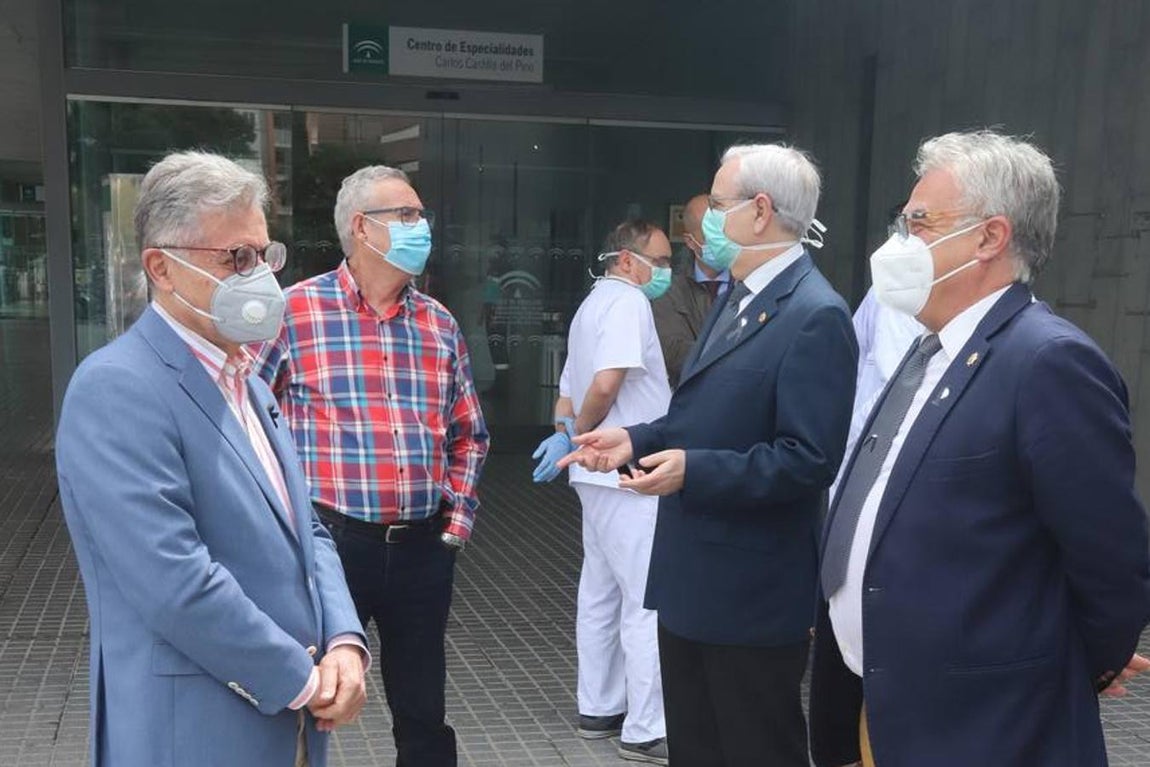 La concentración en recuerdo de los sanitarios fallecidos, en imágenes