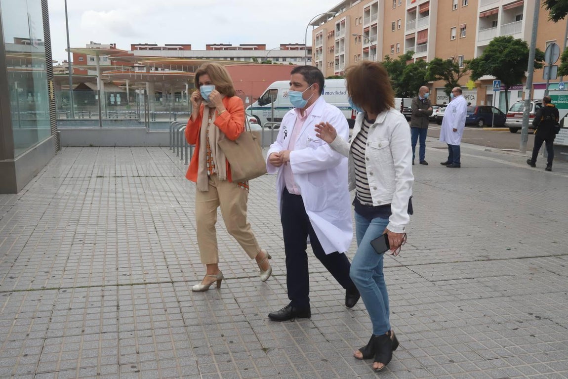 La concentración en recuerdo de los sanitarios fallecidos, en imágenes