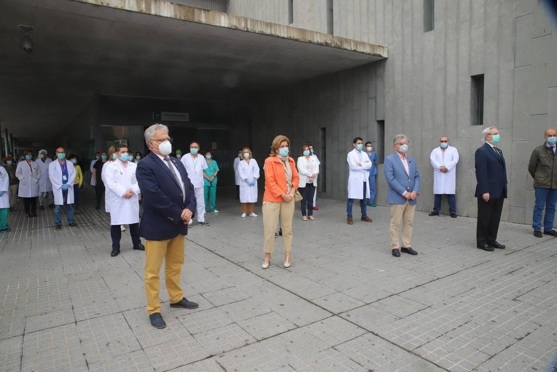 La concentración en recuerdo de los sanitarios fallecidos, en imágenes