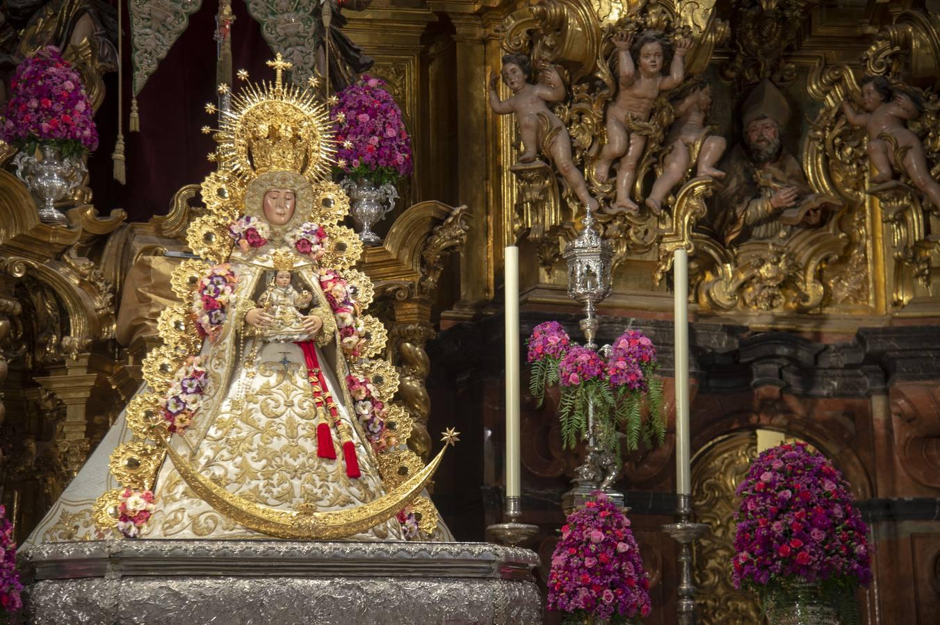 Galería del altar de culto del Rocío Sevilla