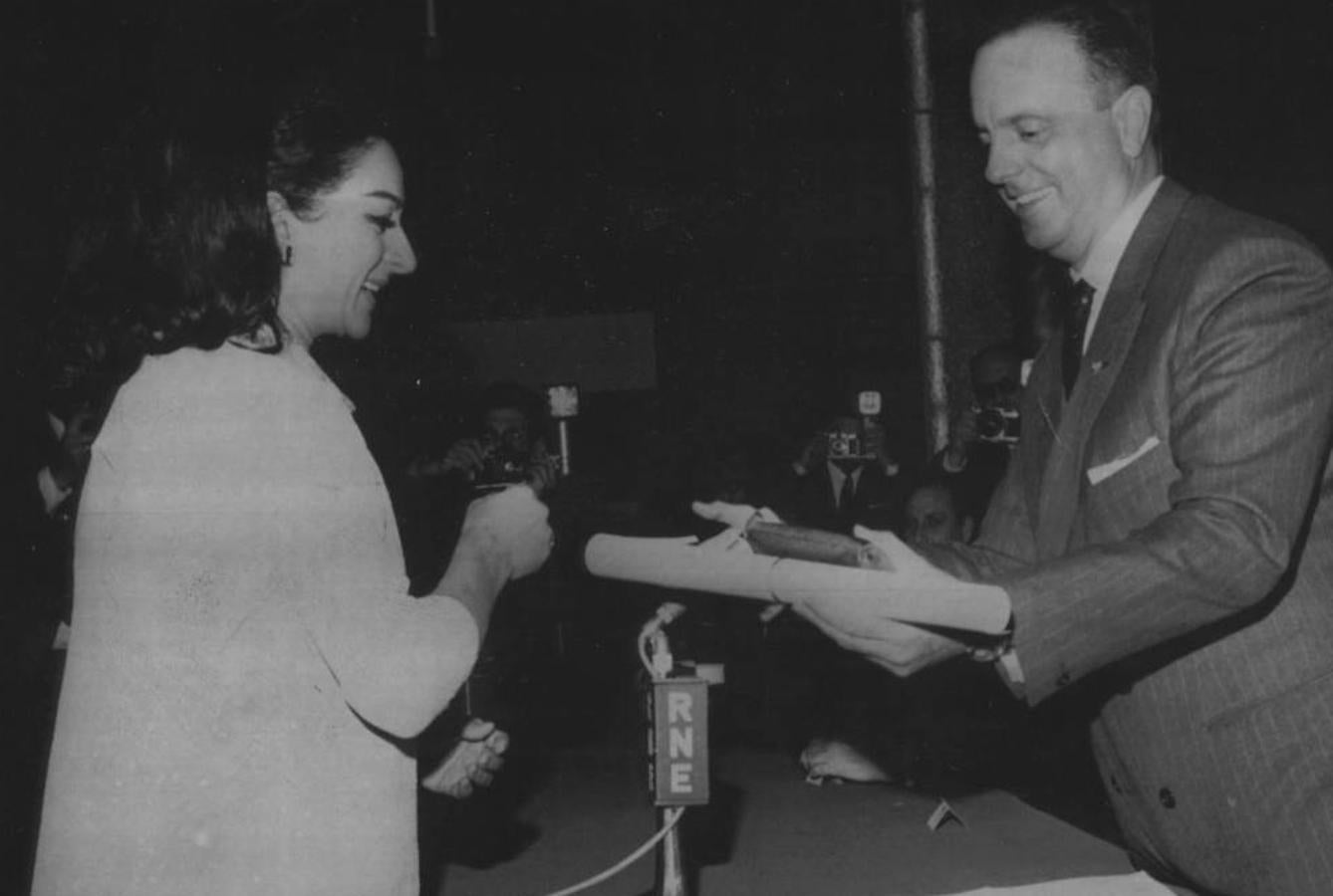 Lola recibe una distinción del ministro Manuel Fraga. 