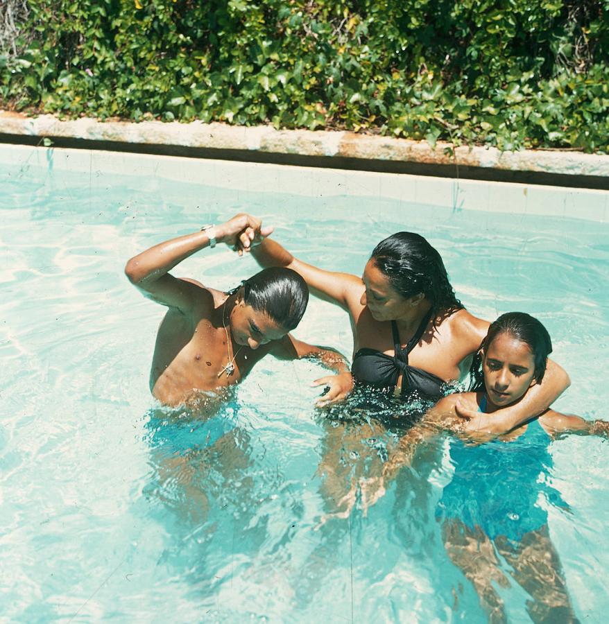 En la piscina, con sus hijos Antonio y Rosario