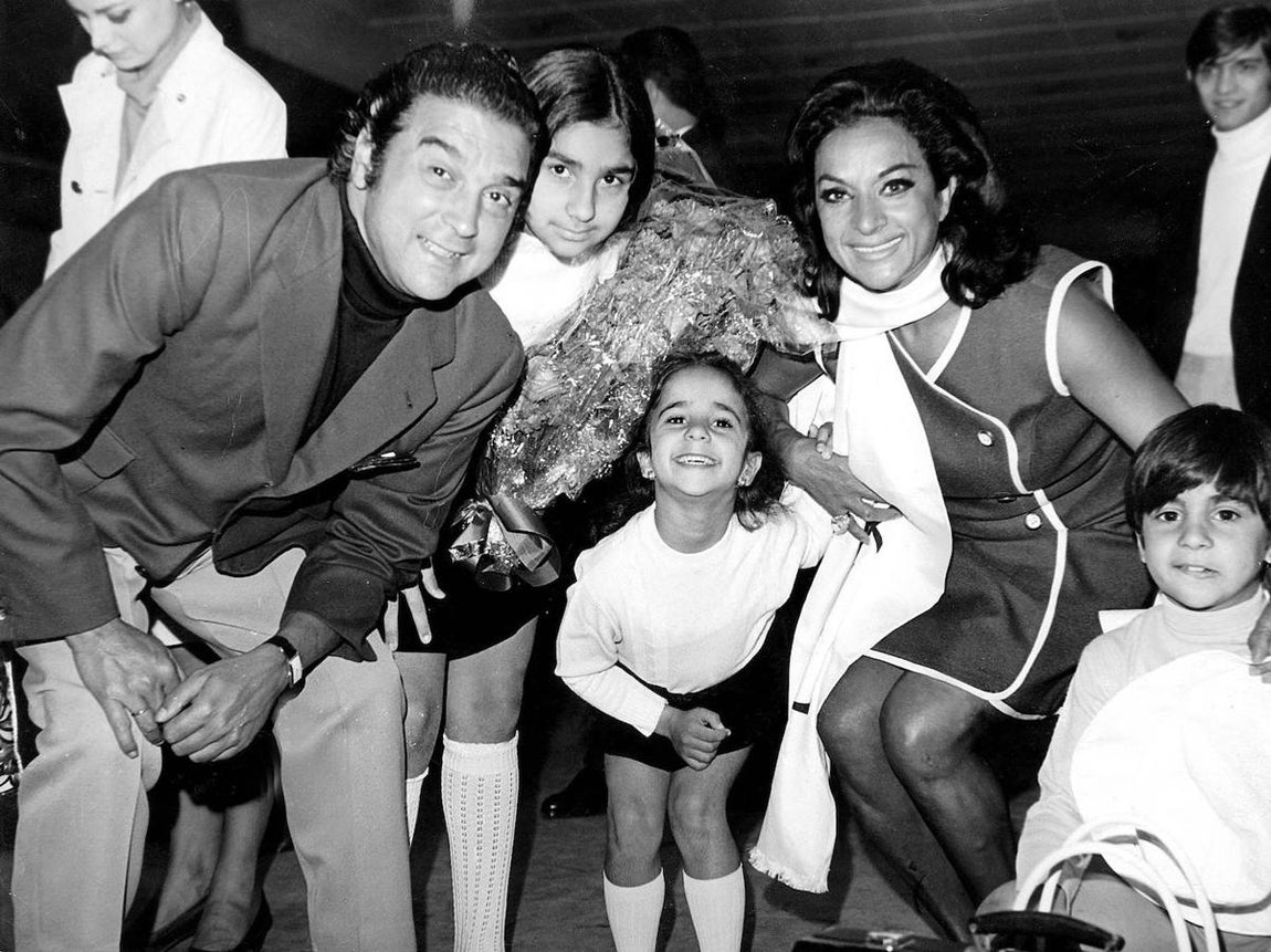 Lola Flores, con su marido y sus tres hijos, Lolita, Rosario y Antonio
