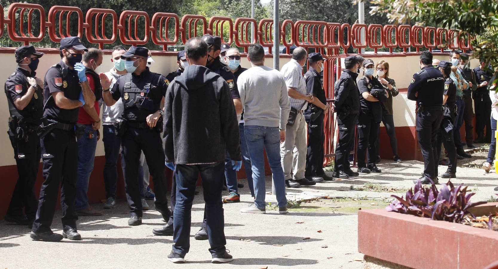 Largas colas de policías nacionales en Sevilla para hacerse test de coronavirus