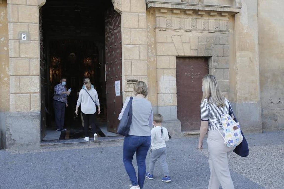 La visita al Rescatado en el primer viernes con los templos abiertos, en imágenes