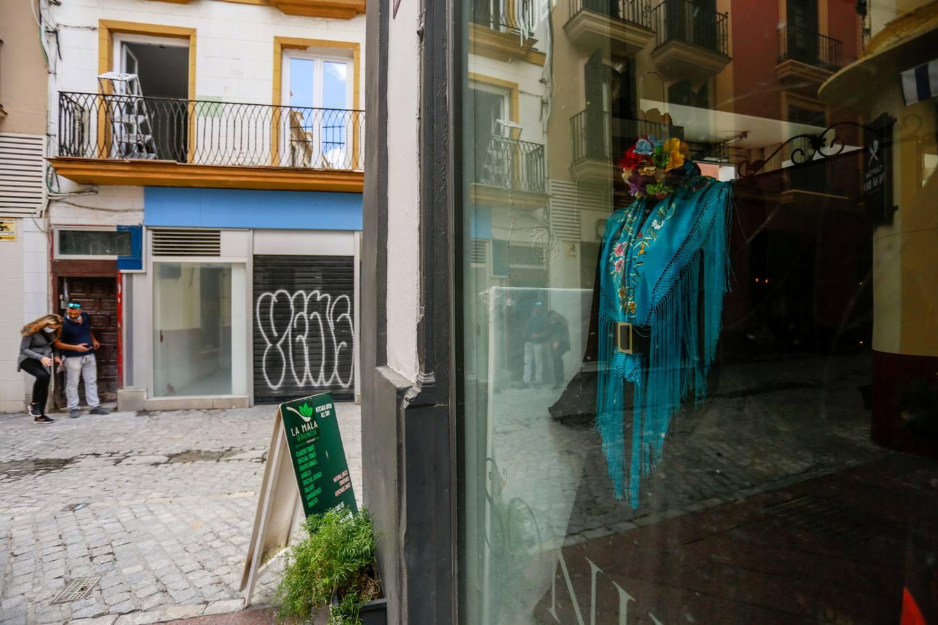 La moda flamenca se viste de luto en Sevilla