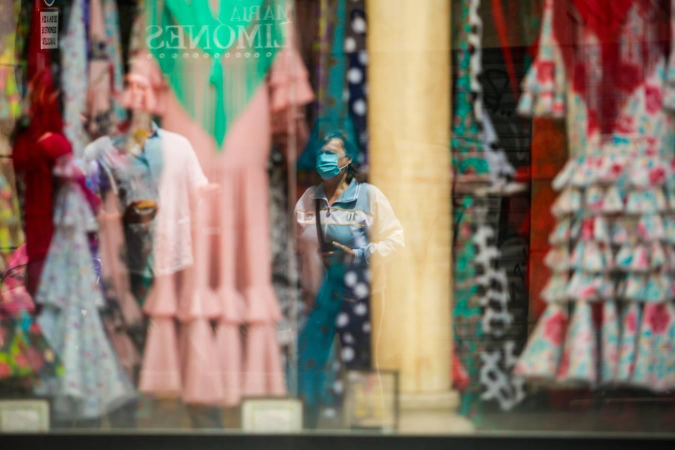 La moda flamenca se viste de luto en Sevilla