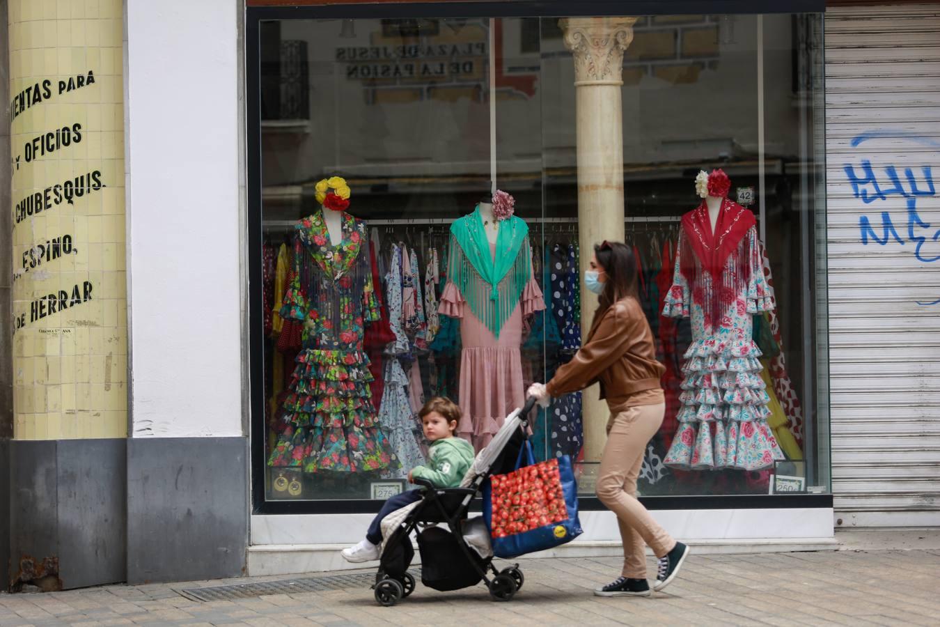 La moda flamenca se viste de luto en Sevilla