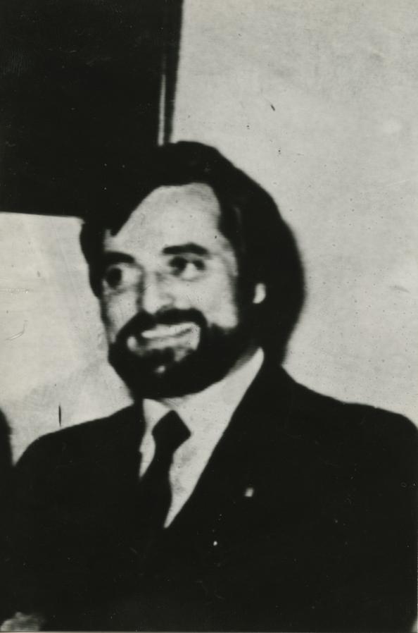 Anguita en 1980, en su etapa como alcalde comunista de Córdoba, el primero de la Democracia en esa ciudad Ahí se acuñó el apelativo de «Califa rojo» por su popularidad que le hizo ganar por mayoría absoluta. Permaneció al frente del Ayuntamiento desde 1979 a 1986