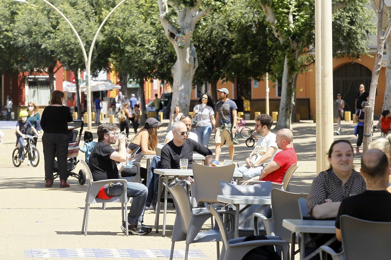 La «nueva normalidad» ya llena paseos y terrazas en Sevilla