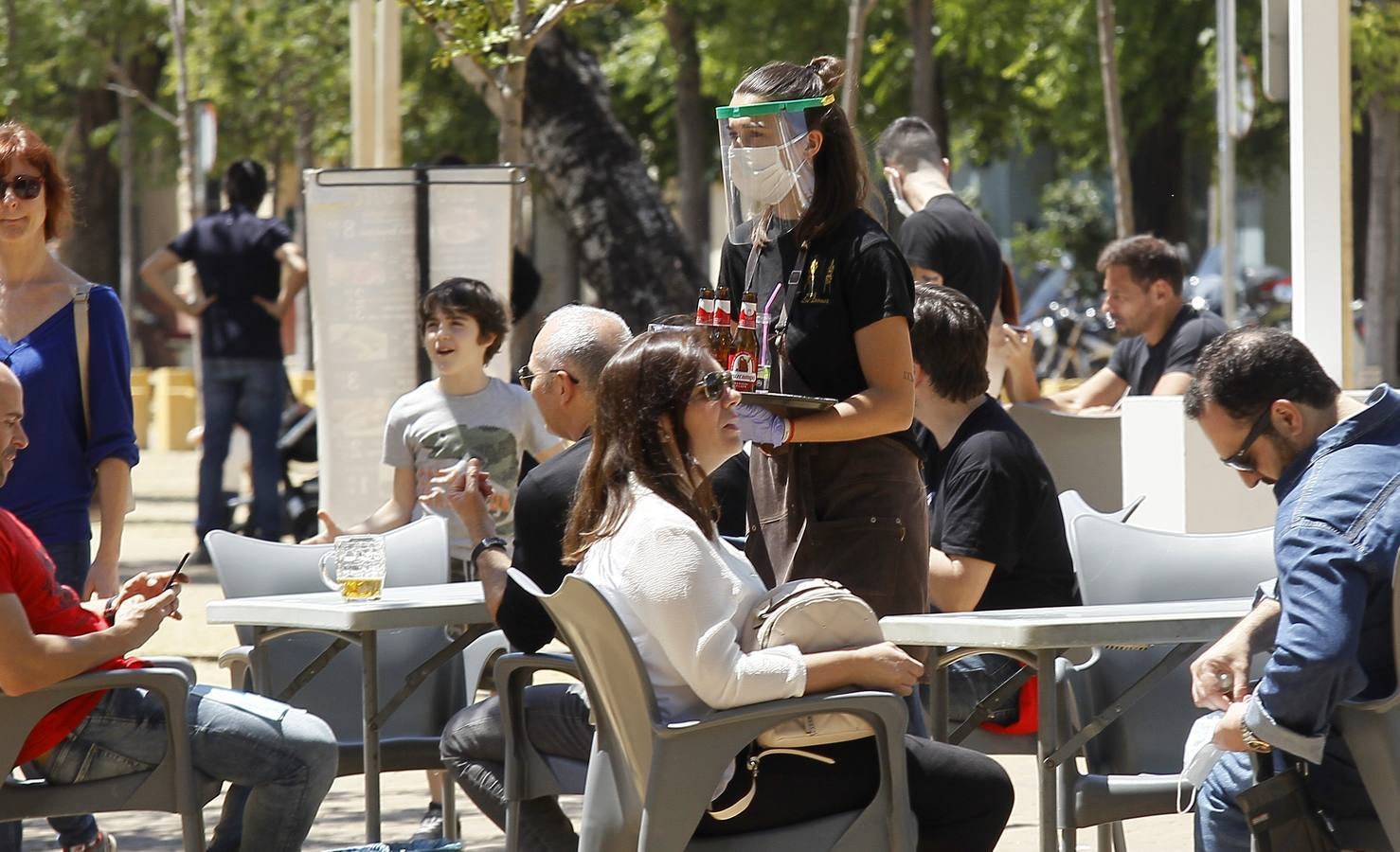 La «nueva normalidad» ya llena paseos y terrazas en Sevilla