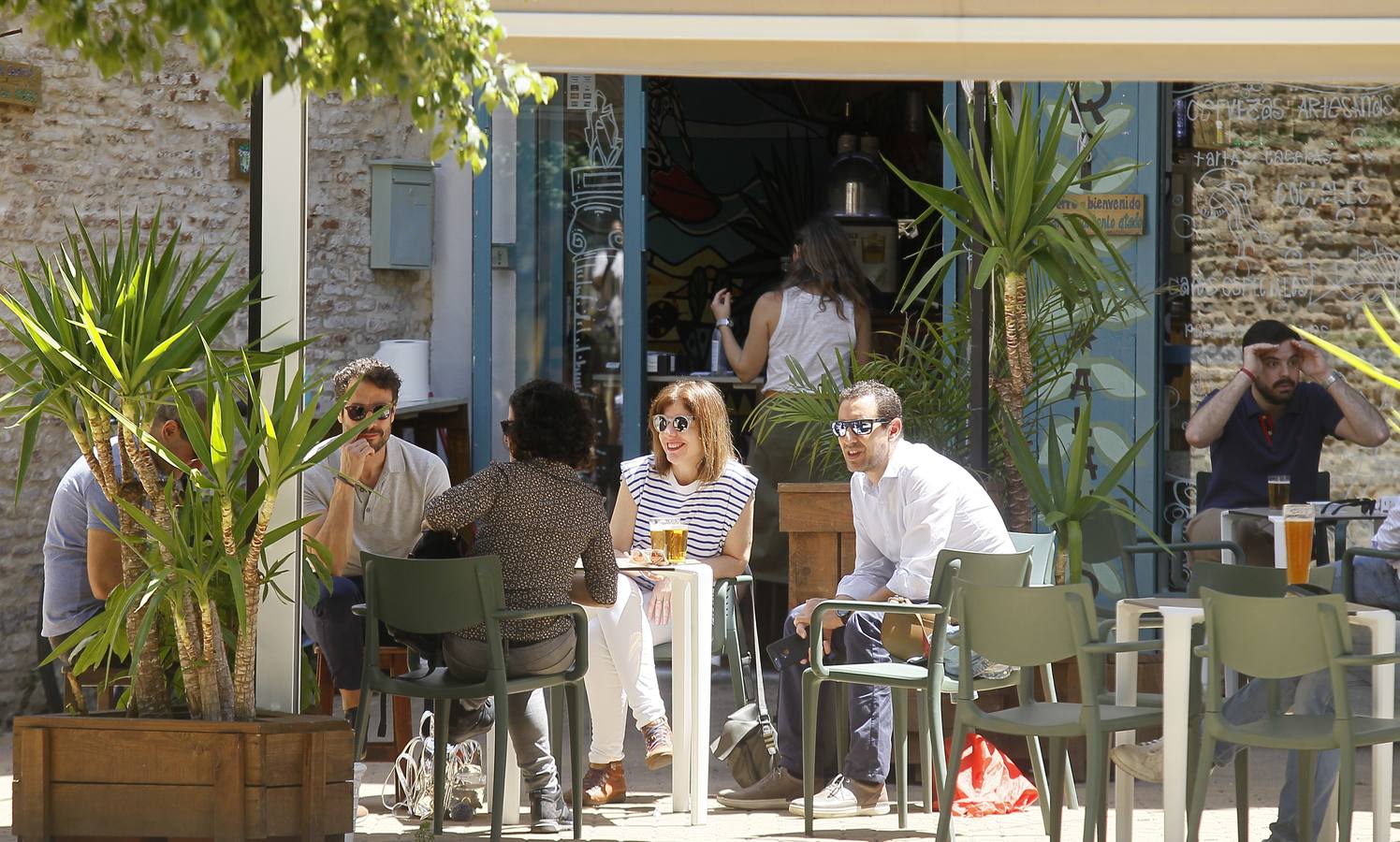 La «nueva normalidad» ya llena paseos y terrazas en Sevilla