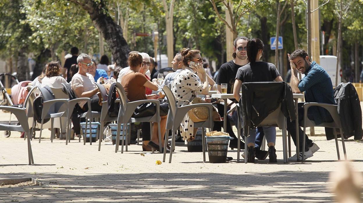 La «nueva normalidad» ya llena paseos y terrazas en Sevilla