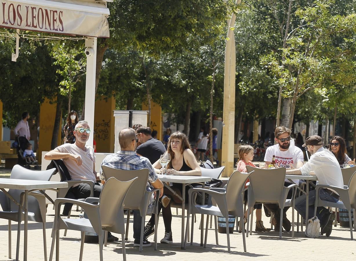 La «nueva normalidad» ya llena paseos y terrazas en Sevilla