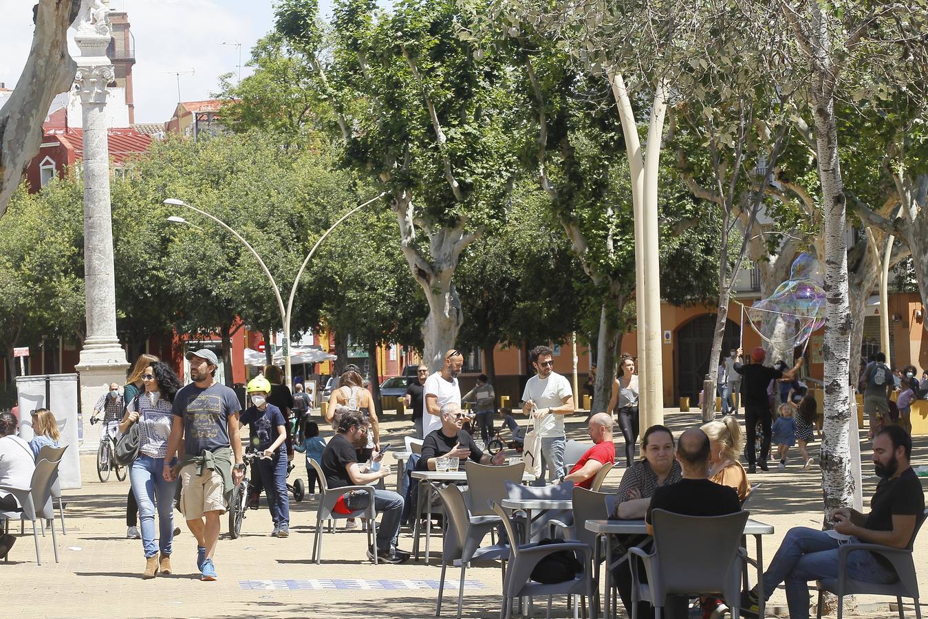 La «nueva normalidad» ya llena paseos y terrazas en Sevilla