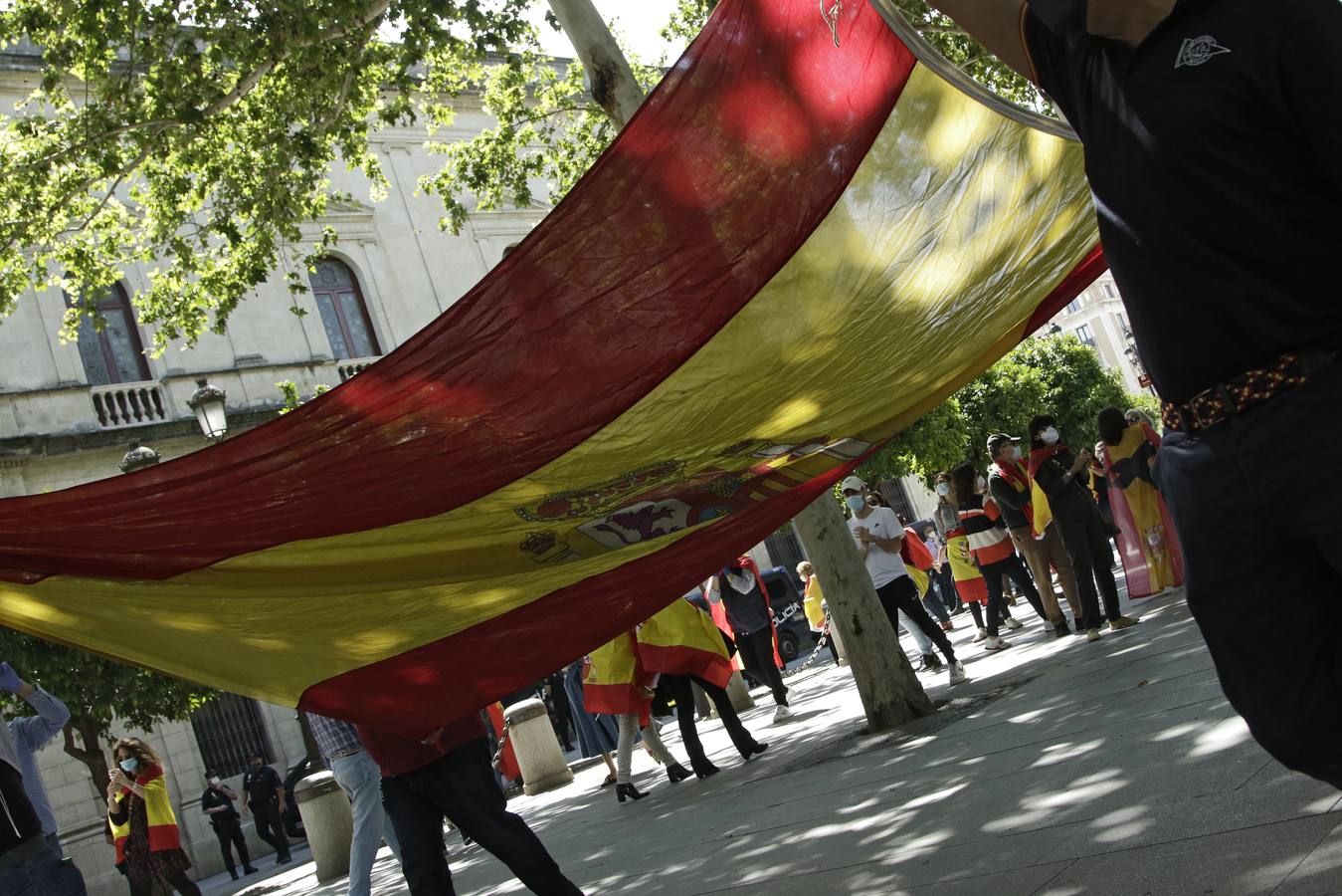 Un centenar de personas se manifiestan contra Pedro Sánchez en Sevilla