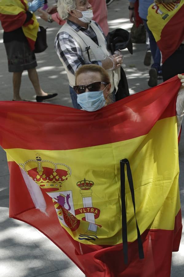 Un centenar de personas se manifiestan contra Pedro Sánchez en Sevilla