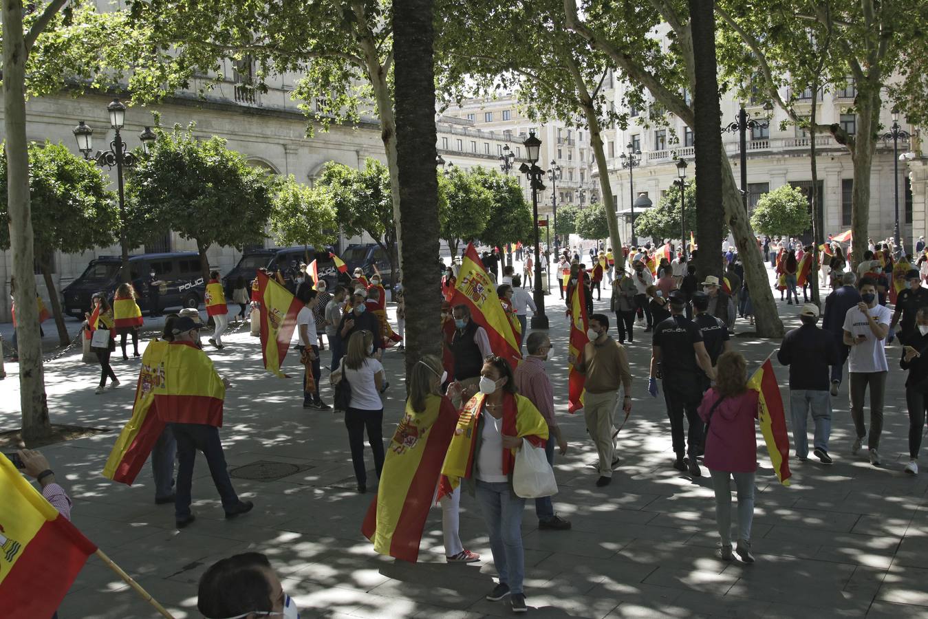 Un centenar de personas se manifiestan contra Pedro Sánchez en Sevilla