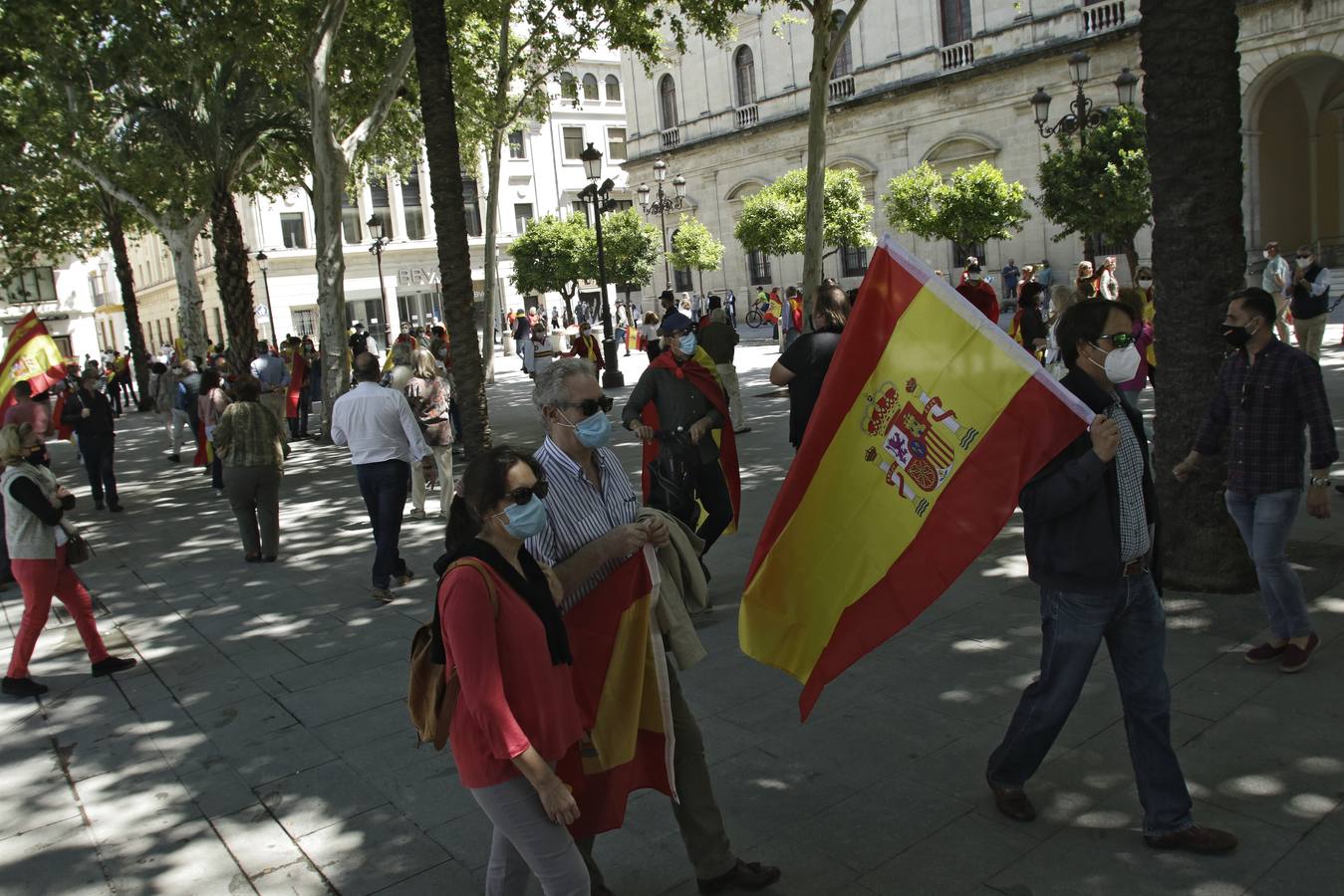 Un centenar de personas se manifiestan contra Pedro Sánchez en Sevilla