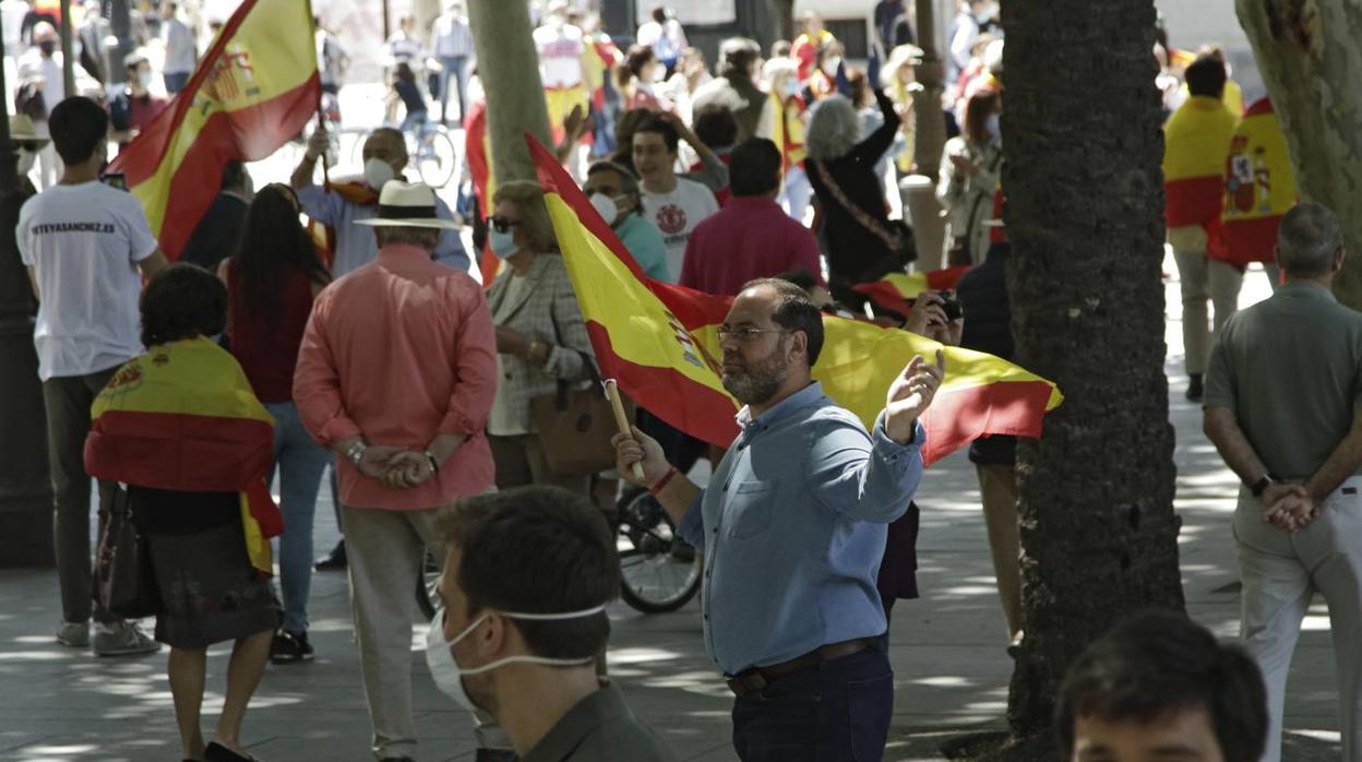 Un centenar de personas se manifiestan contra Pedro Sánchez en Sevilla