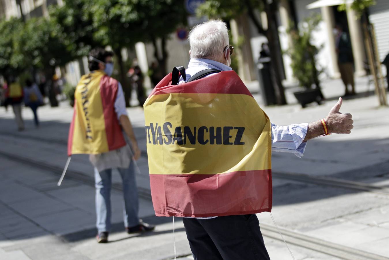 Un centenar de personas se manifiestan contra Pedro Sánchez en Sevilla