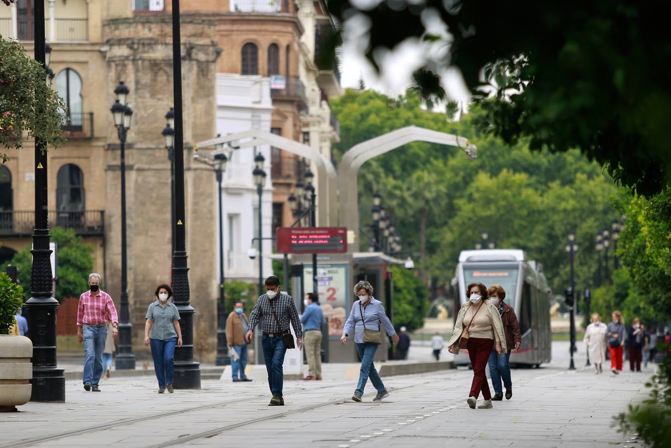 En imágenes, cada vez más ambiente en las calles de Triana y el Centro