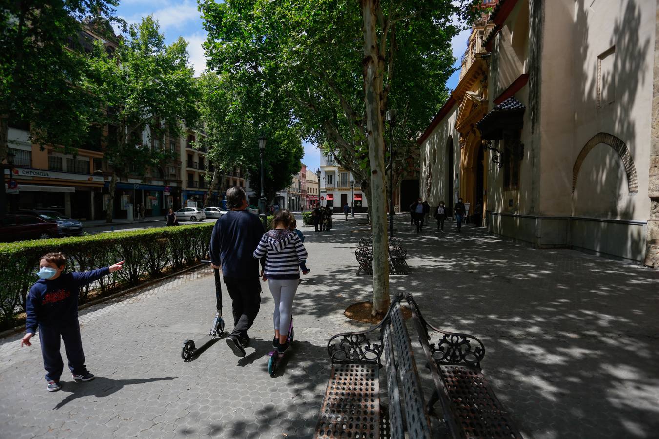 En imágenes, cada vez más ambiente en las calles de Triana y el Centro