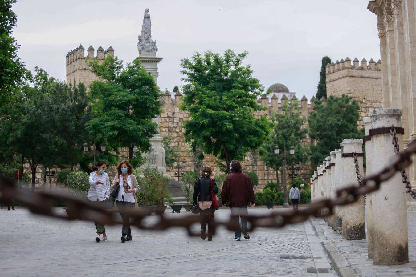 En imágenes, cada vez más ambiente en las calles de Triana y el Centro