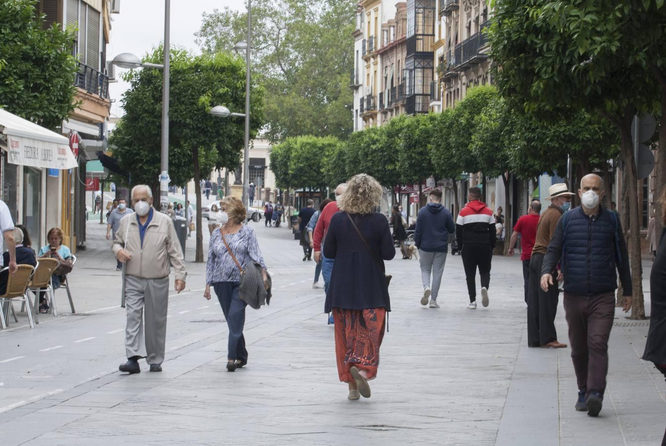 En imágenes, cada vez más ambiente en las calles de Triana y el Centro