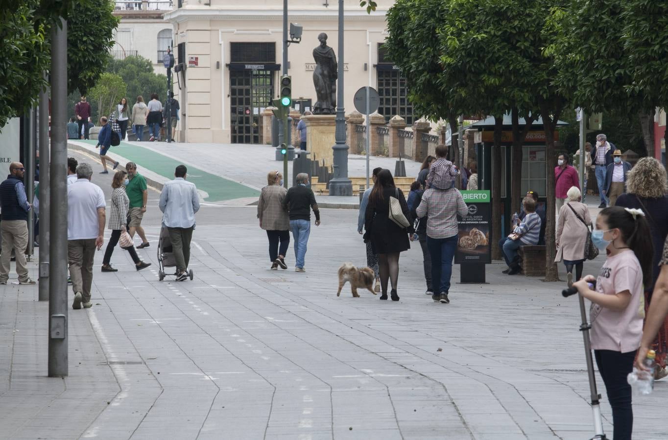 En imágenes, cada vez más ambiente en las calles de Triana y el Centro