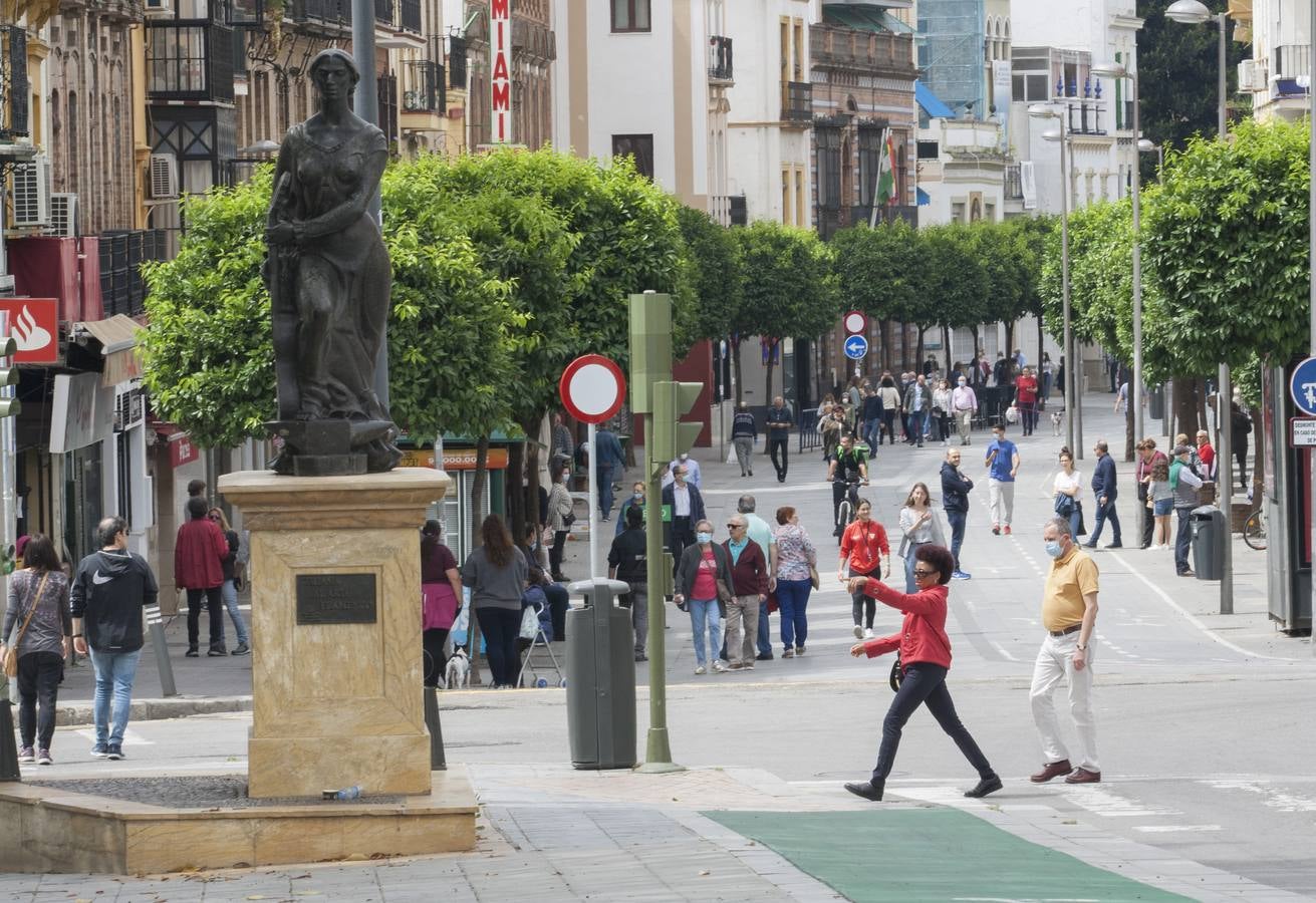 En imágenes, cada vez más ambiente en las calles de Triana y el Centro