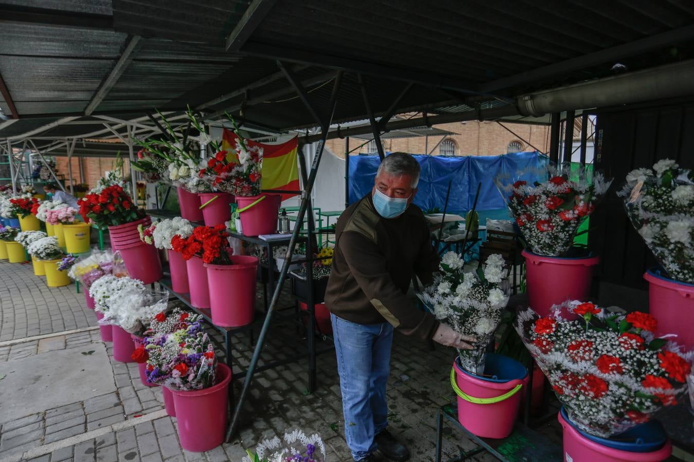 En imágenes, asistencia al cementerio de Sevilla aprovechando la nueva fase