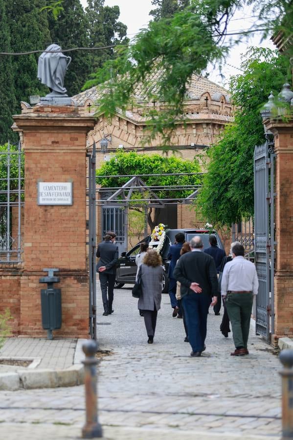 En imágenes, asistencia al cementerio de Sevilla aprovechando la nueva fase