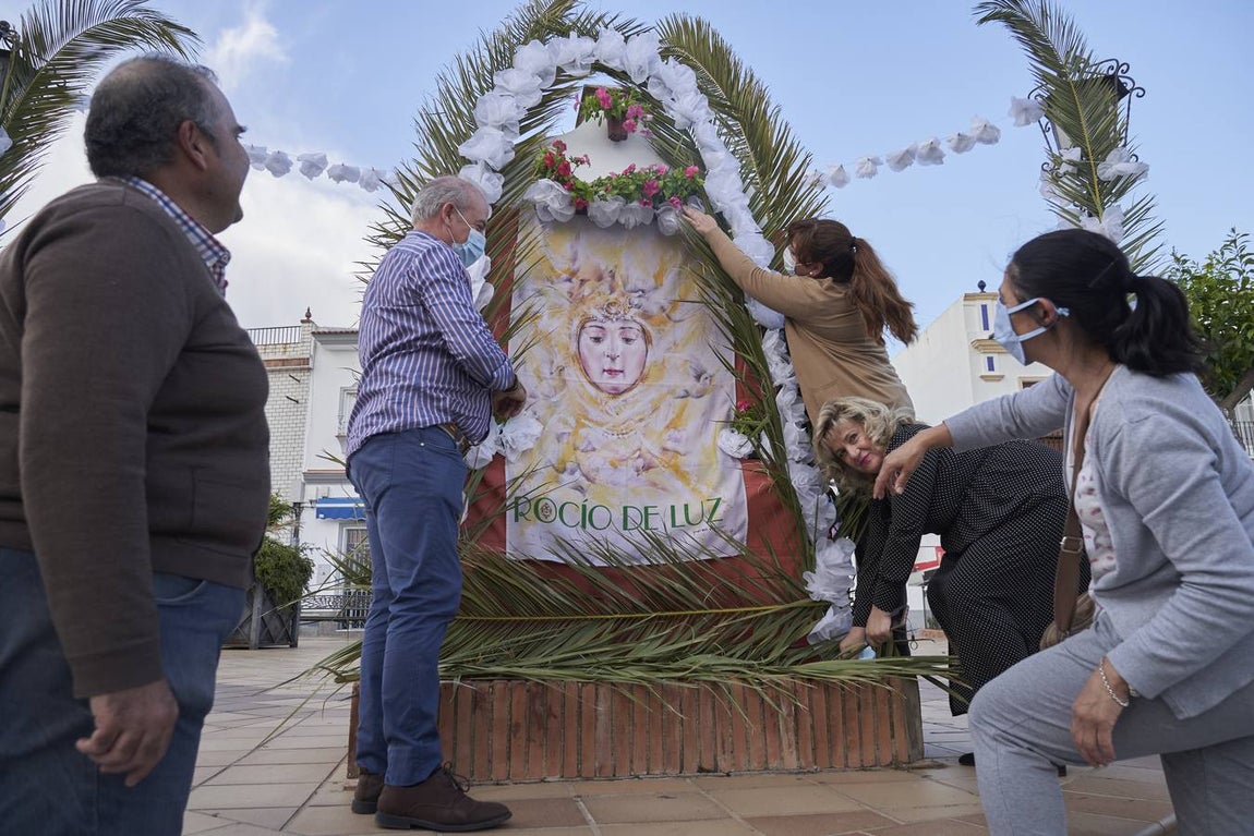 Almonte se engalana pese a no ver a la Virgen del Rocío por sus calles