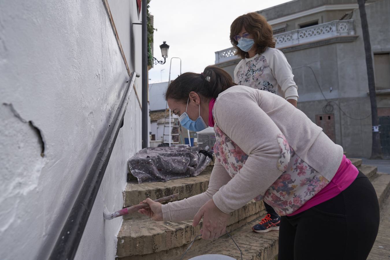 Almonte se engalana pese a no ver a la Virgen del Rocío por sus calles