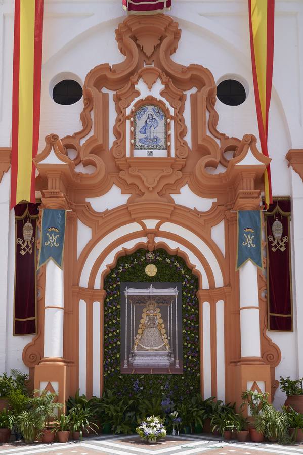 Almonte se engalana pese a no ver a la Virgen del Rocío por sus calles