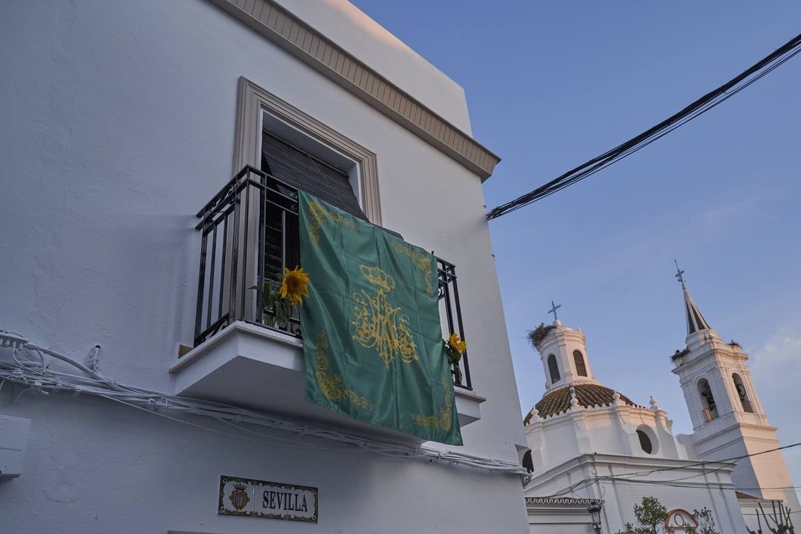 Almonte se engalana pese a no ver a la Virgen del Rocío por sus calles